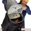 Et par støvler på en Osprey Mountain Bound Boot Pack veske for støvler (unisex)