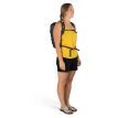 Kvinne som bærer Osprey Daylite Cinch 15 L ryggsekk