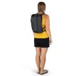 Kvinne som bærer Osprey Daylite Cinch 15 L ryggsekk baksiden