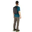 Mann som bærer Osprey Daylite Cinch 15 L ryggsekk