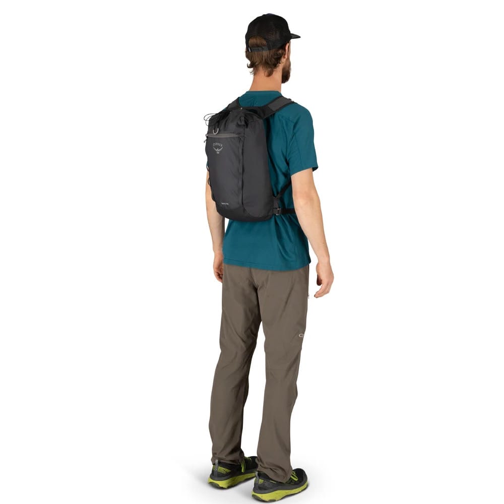 Mann som bærer Osprey Daylite Cinch 15 L ryggsekk