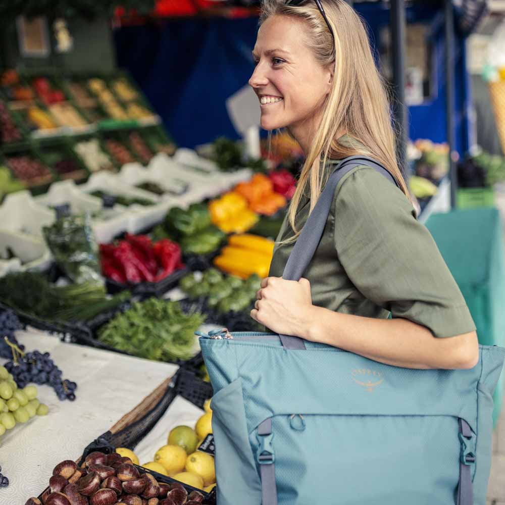 en modell har på seg Osprey Daylite Large Tote veske (unisex)