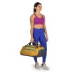 en modell bærer Osprey Daylite Duffel 45 L veske (unisex)