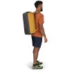 Osprey Daylite Duffel 45 L veske (unisex) på en mannlig modell