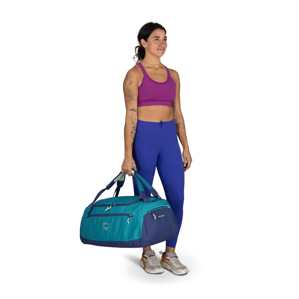en modell bærer Osprey Daylite Duffel 60 L bag (unisex)