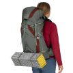 Osprey Eja 38L tursekk (dame) på en modell med et liggeunderlag