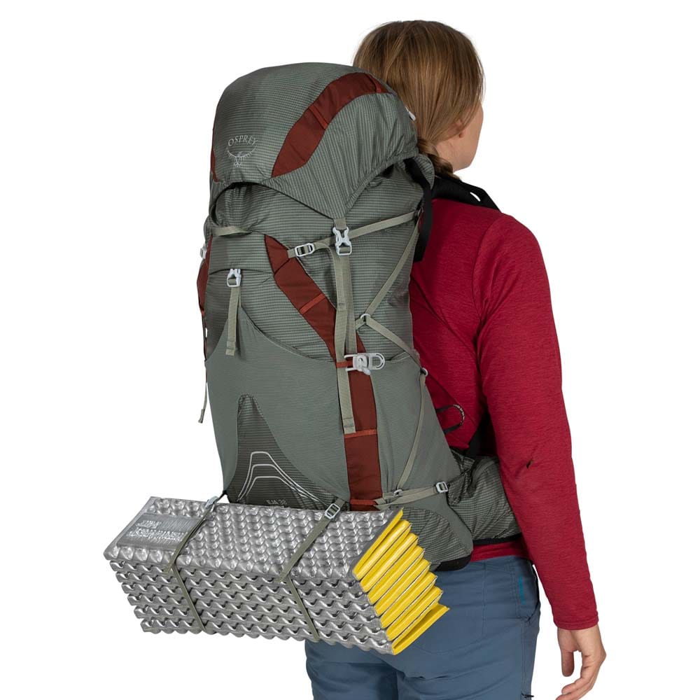 Osprey Eja 38L tursekk (dame) på en modell med et liggeunderlag