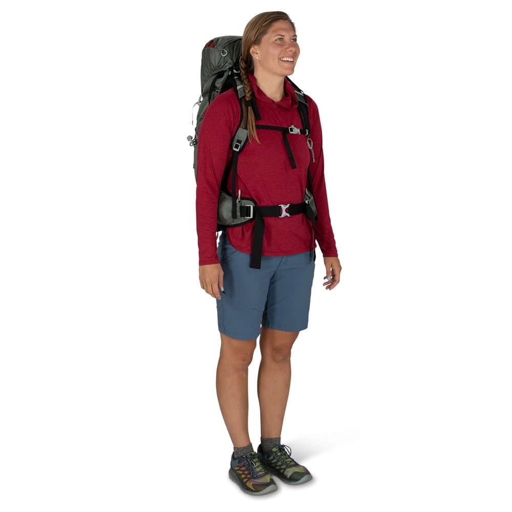En modell bærer Osprey Eja 38L tursekk (dame)