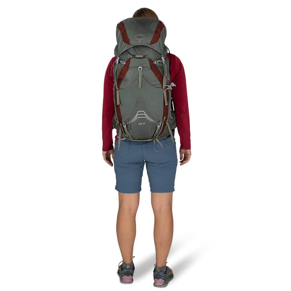 Baksiden av Osprey Eja 38L tursekk (dame) på en modell