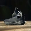 Et par Altra Experience Flow 2 løpesko (herre) i fargen Black/Black