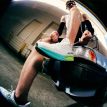 en modell snører et par Altra Experience Flow 2 løpesko (herre)