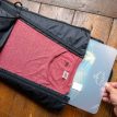 Osprey Ultralight Garment Folder med rød genser