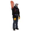 en mann bærer en Osprey Glade 12 ski-sekk (unisex) med et snowboard