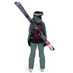 Osprey Glade 12 ski-sekk (unisex) med ski på en modell