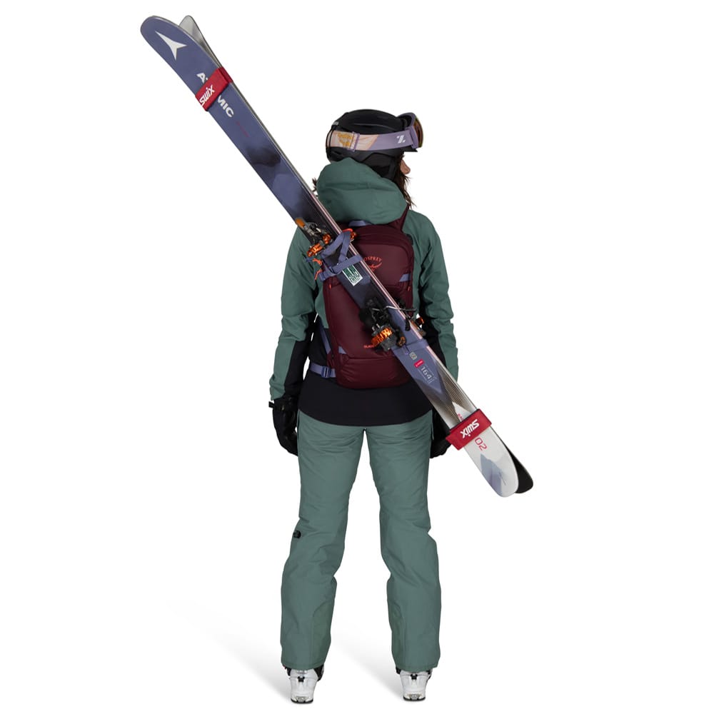 Osprey Glade 12 ski-sekk (unisex) med ski på en modell