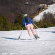 en dame går på ski med Osprey Glade 20L skisekk (unisex) på seg