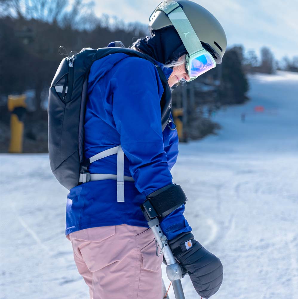 en Osprey Glade 20L skisekk (unisex) på en dame