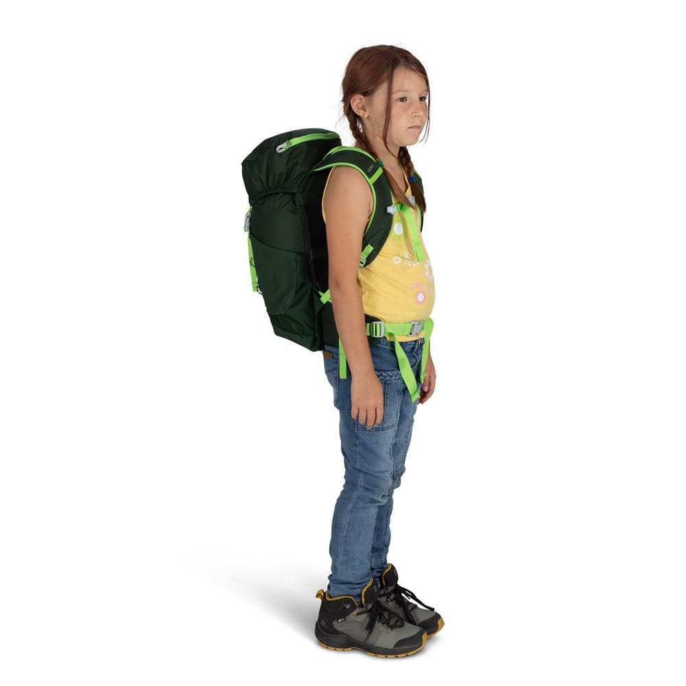 en jente bærer Osprey Jet 18L ryggsekk (barn)