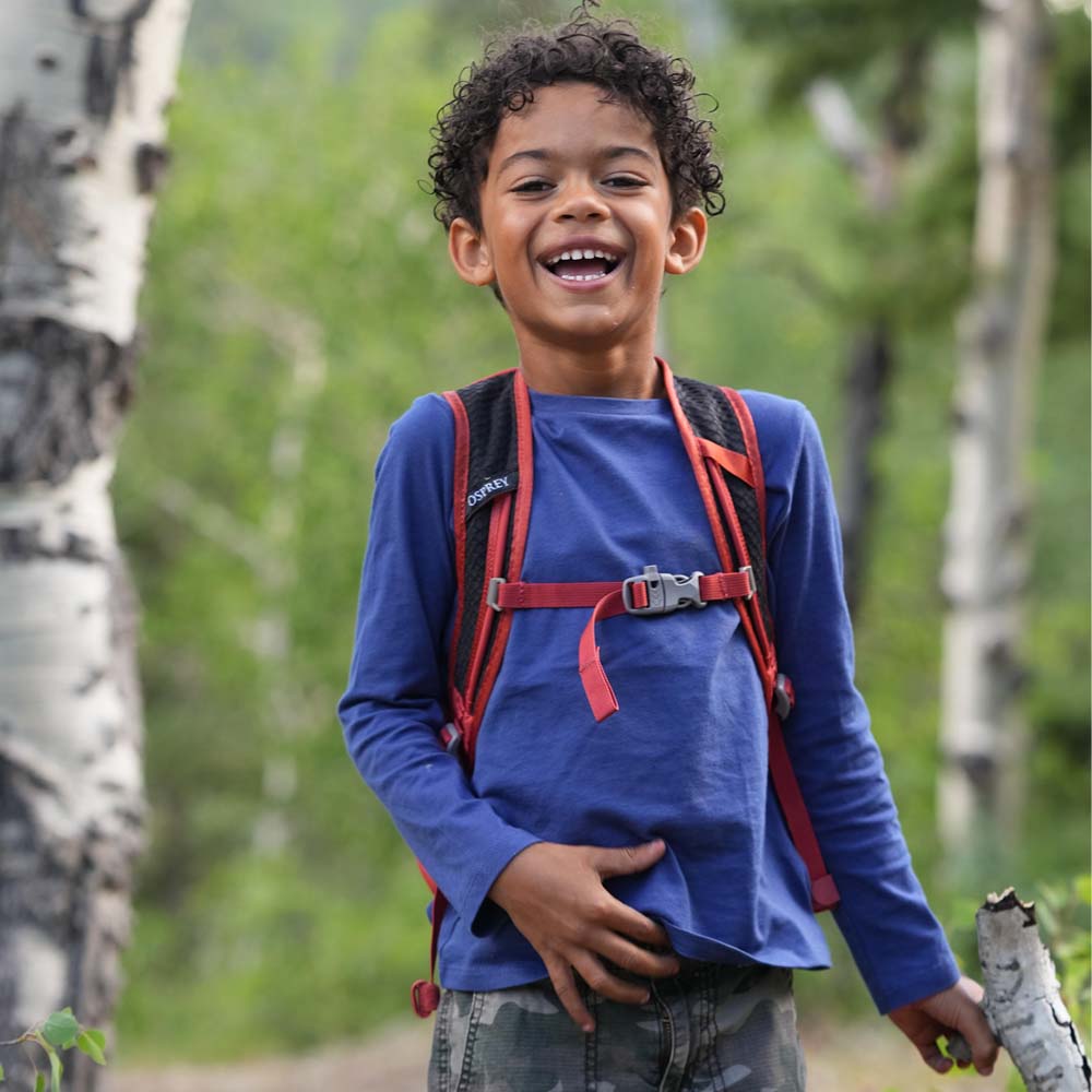 et barn har på seg Osprey Daylite Jr. Pack ryggsekk (barn)