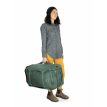 en person bærer en Osprey Sojourn™ Wheeled Travel Pack 60L koffert (unisex)