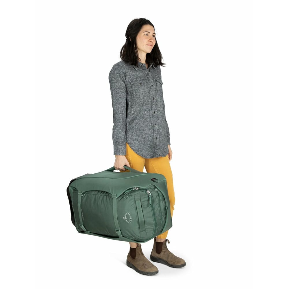 en person bærer en Osprey Sojourn™ Wheeled Travel Pack 60L koffert (unisex)