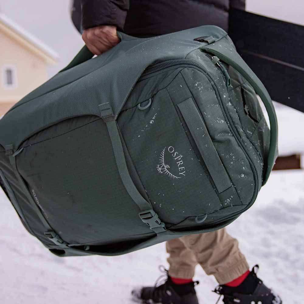 MODELL BÆRER EN Osprey Sojourn™ Wheeled Travel Pack 60L koffert (unisex)