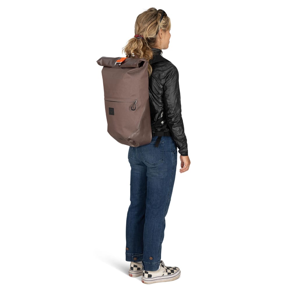 Osprey Metron WP 25S ryggsekk (unisex) på en kvinnelig modell