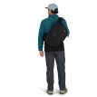 Osprey Metron Messenger 18 sykkelveske (unisex) (2025) på en mannlig modell