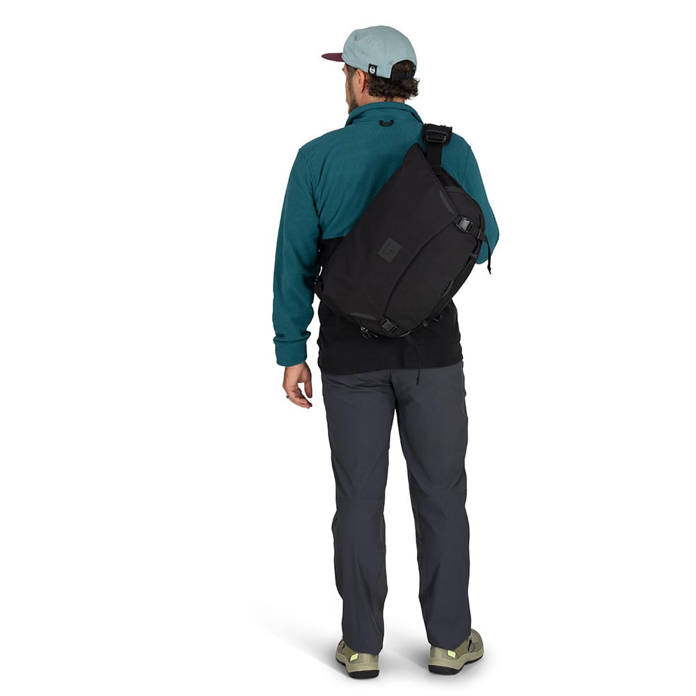 Osprey Metron Messenger 18 sykkelveske (unisex) (2025) på en mannlig modell