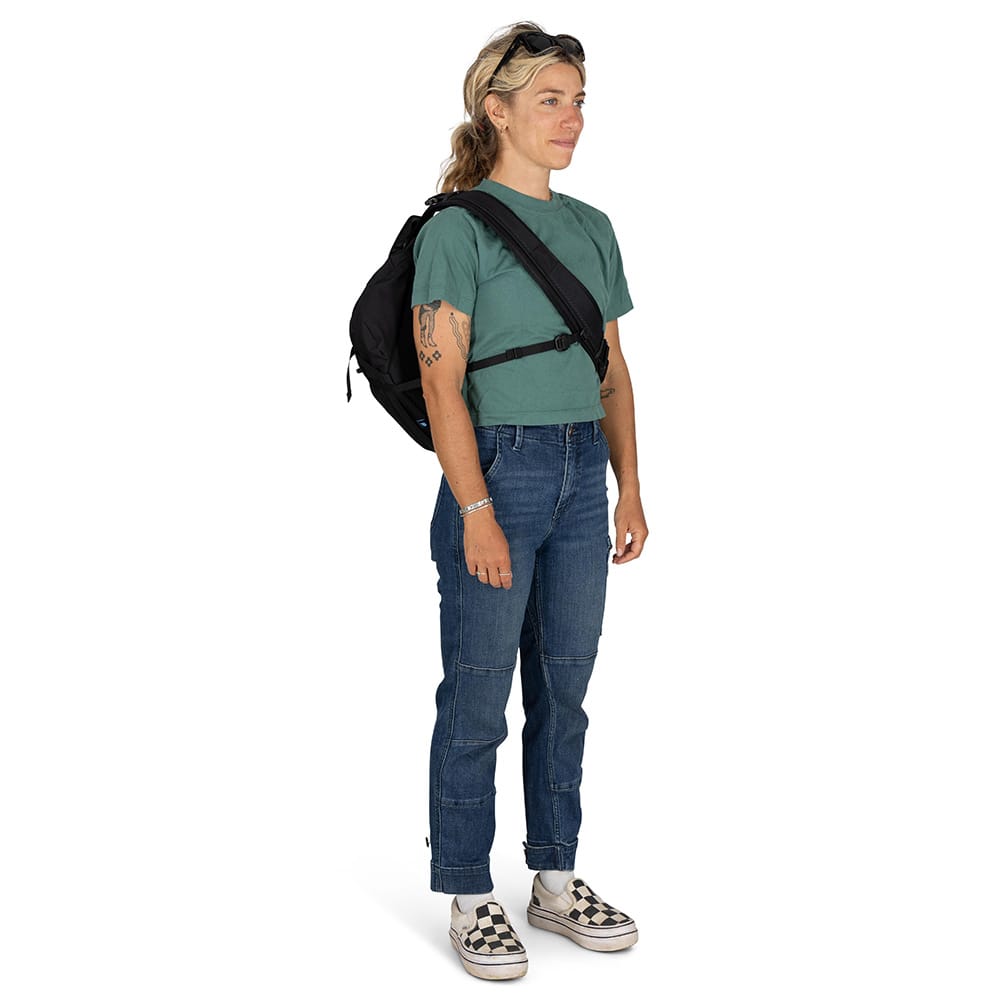 Osprey Metron Messenger 18 sykkelveske (unisex) (2025) på en kvinnelig modell