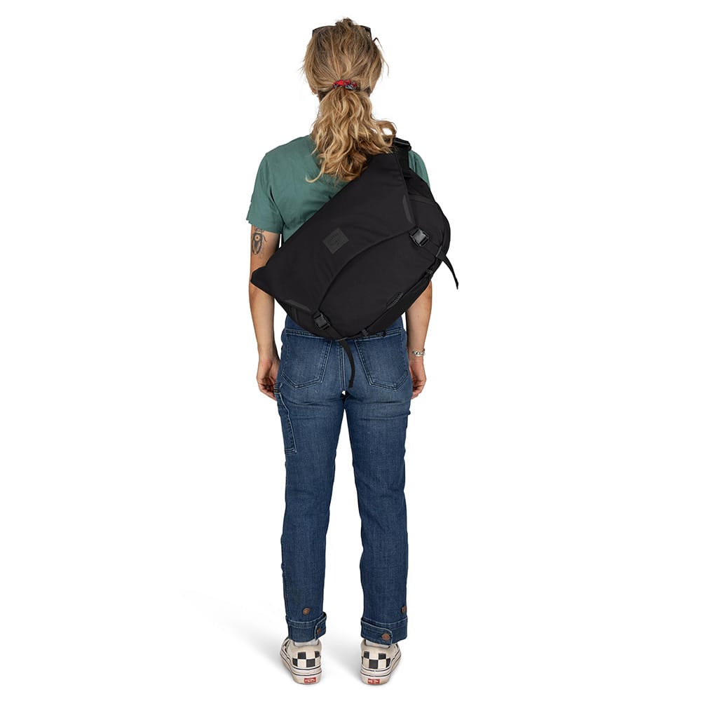 Osprey Metron Messenger 18 sykkelveske (unisex) (2025) på en modell bakfra