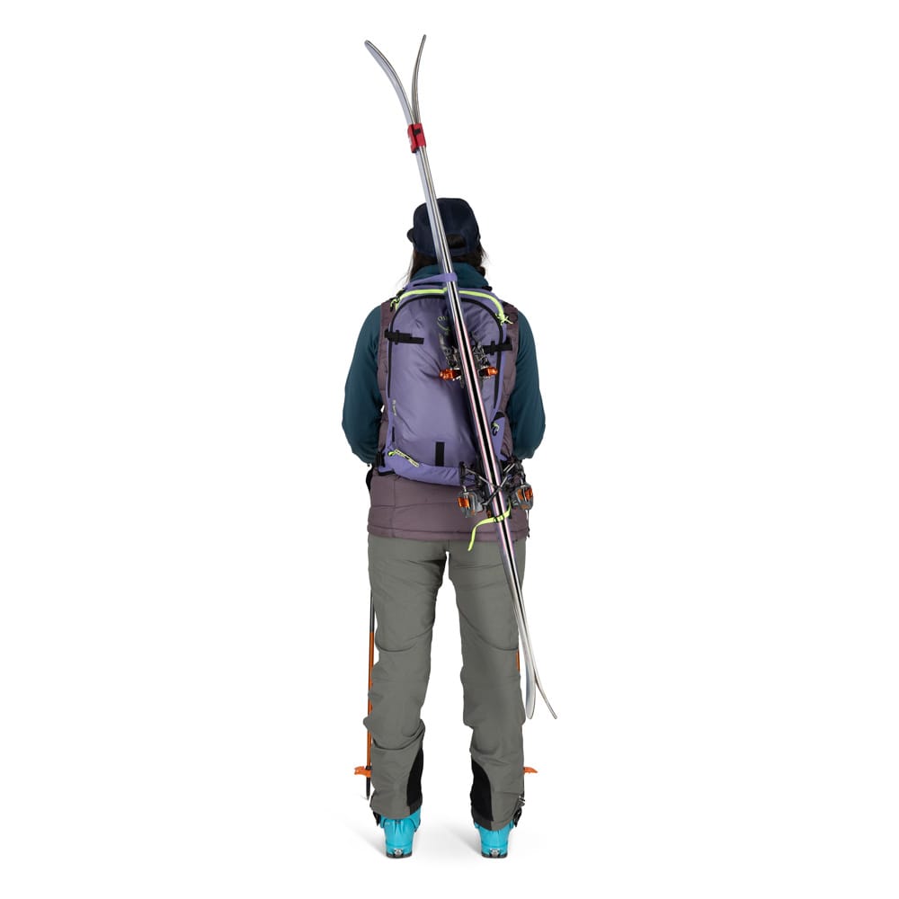 Osprey Firn 18 skisekk (unisex) på en modell