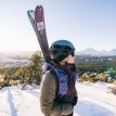 Osprey Firn 18 skisekk (unisex) med ski på sekken