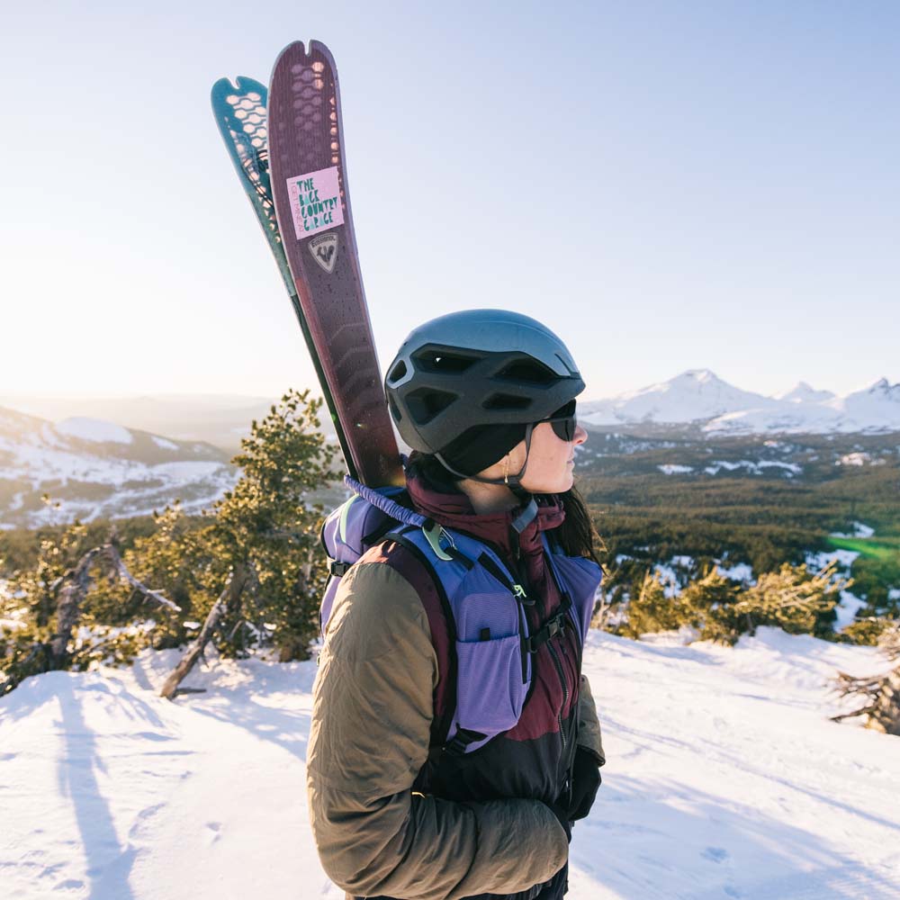 Osprey Firn 18 skisekk (unisex) med ski på sekken