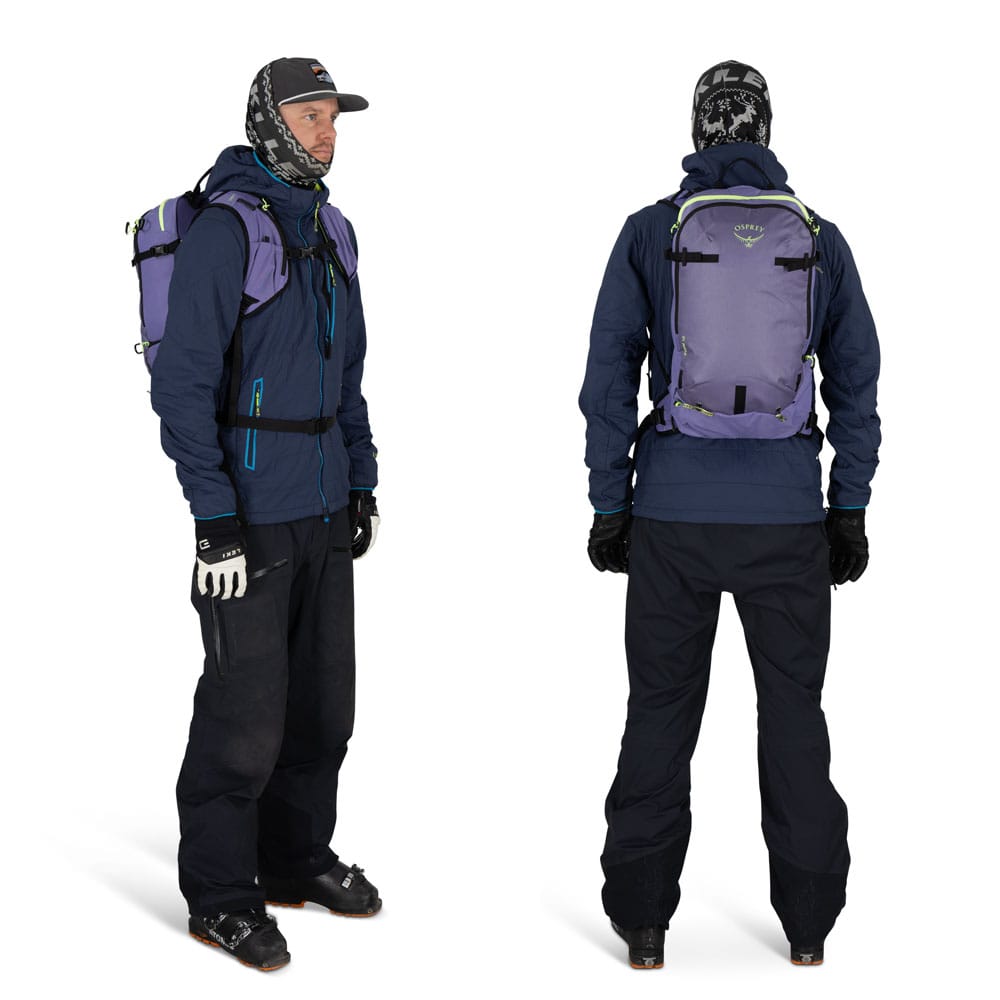 Osprey Firn 18 skisekk (unisex) på en mannlig modell