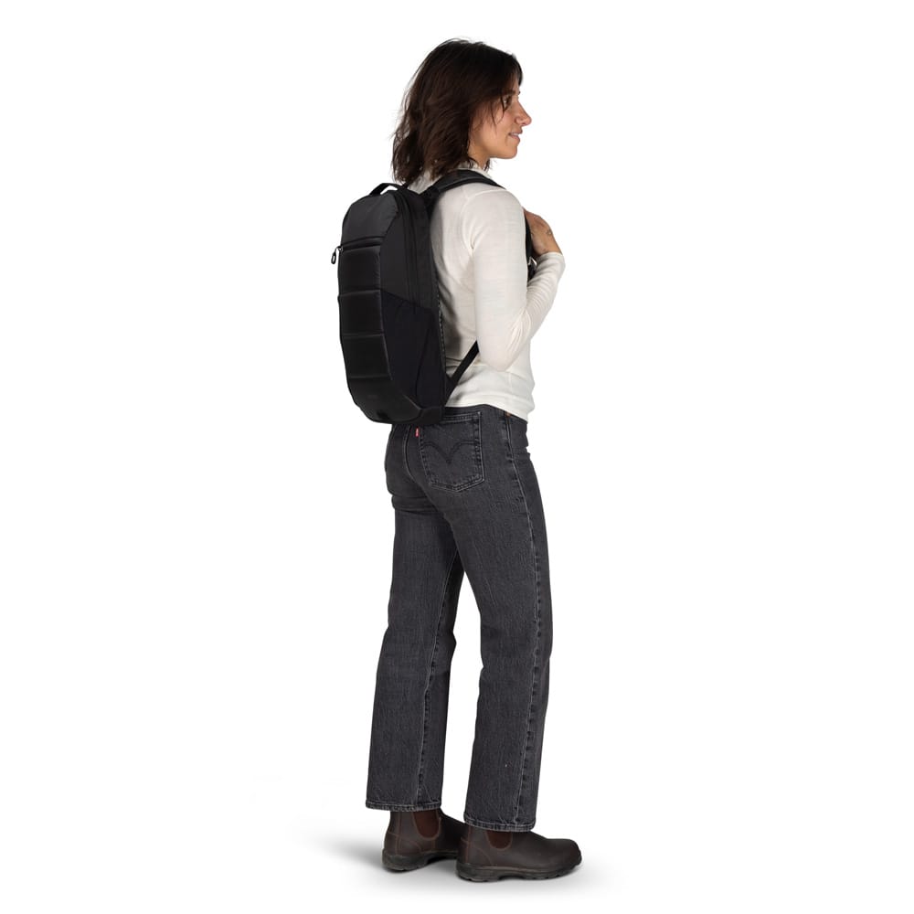 Osprey Ozone Slim Pack reiseryggsekk (unisex) på en damemodell