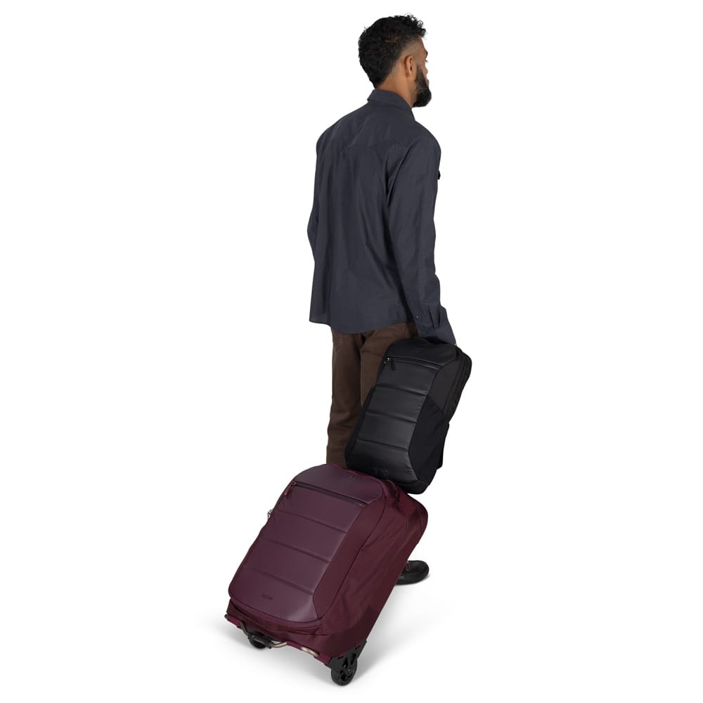 Osprey Ozone Slim Pack reiseryggsekk (unisex) på en reisekoffert