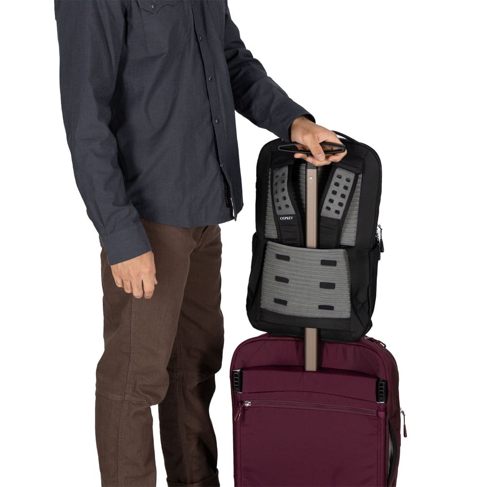 Osprey Ozone Slim Pack reiseryggsekk (unisex) festet på en reisekoffert