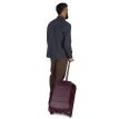 en mann holder en Osprey Ozone 2-Wheel Carry-On 40L reisekoffert (2025) (unisex)
