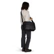en kvinne bærer en Osprey Ozone Brief Bag datamaskinveske (unisex)