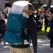 en mann har på seg Osprey Poco SLT 22L bærestol (unisex)