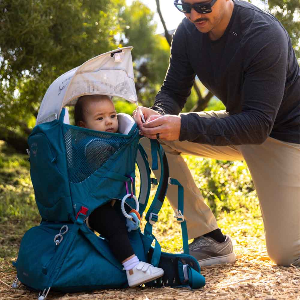 en modell bruker Osprey Poco SLT 22L bærestol (unisex)