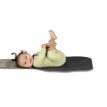 En baby ligger på en Osprey Poco™ Changing Pad stelleunderlag (unisex)