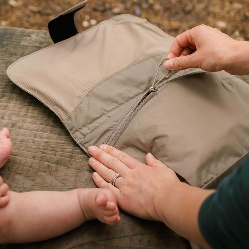en person bruker en Osprey Poco™ Changing Pad stelleunderlag (unisex)