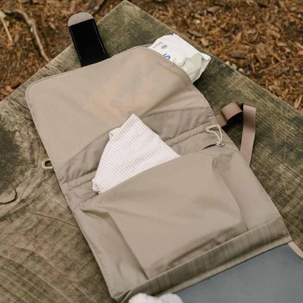 en åpen Osprey Poco™ Changing Pad stelleunderlag (unisex) som brukes