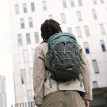 en modell bærer Osprey Quasar 26L hverdagsryggsekk (unisex)