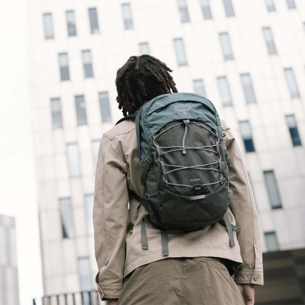 en modell bærer Osprey Quasar 26L hverdagsryggsekk (unisex)