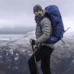 En modell bærer Osprey Rook 50L tursekk (herre)