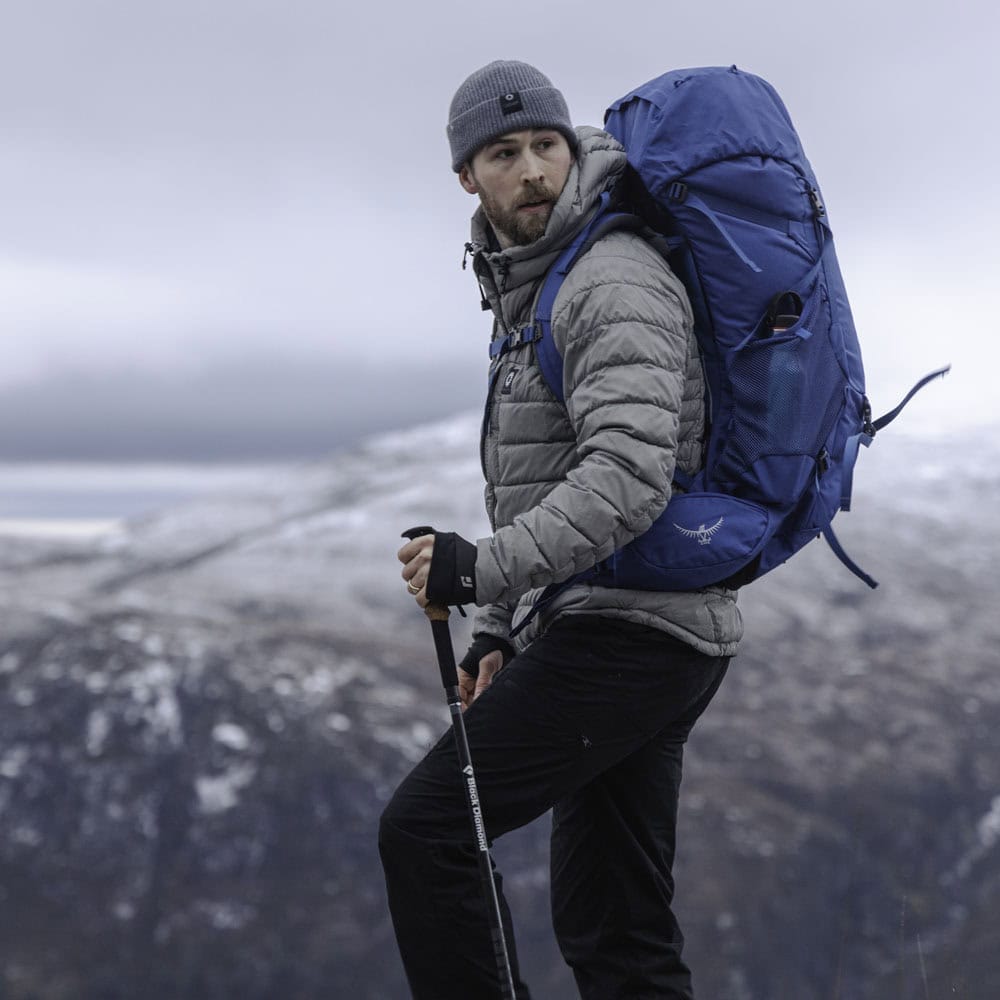 En modell bærer Osprey Rook 50L tursekk (herre)
