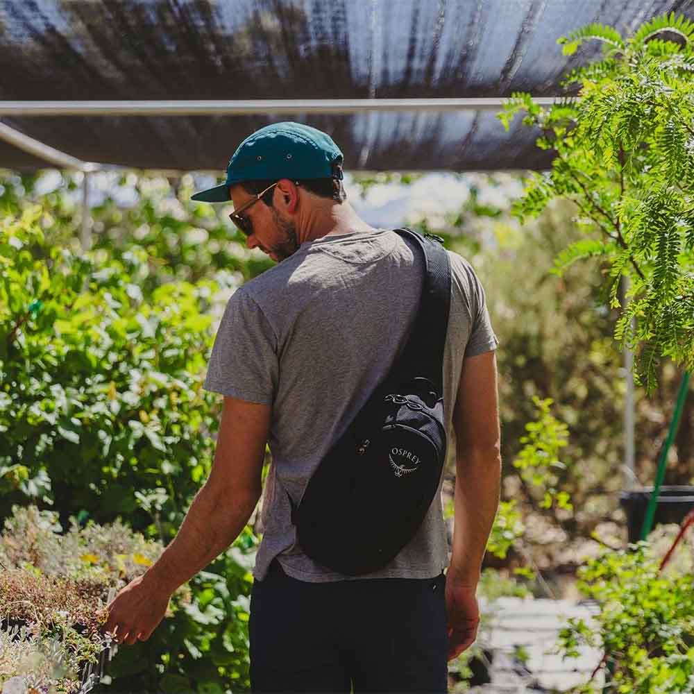 Osprey Daylite Sling skulderveske (unisex) på en modell